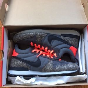 NIke Internationalist Mid Premium Safari (NIB)